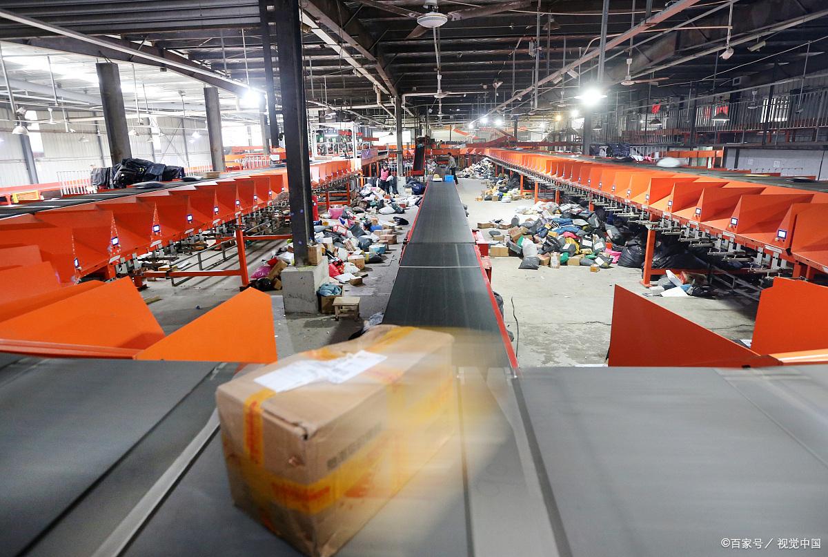 What has the courier experienced in the sorting center?(圖8)